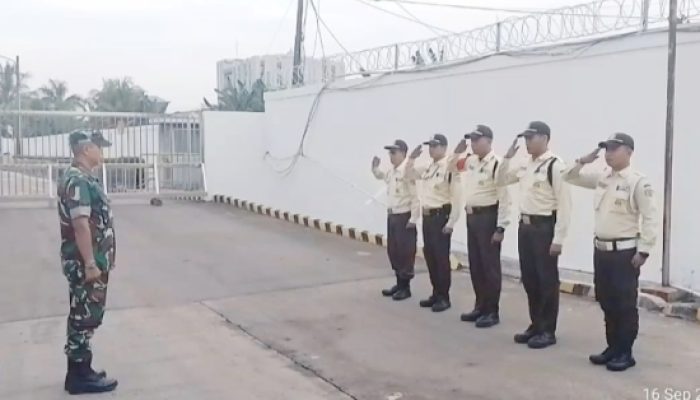 Babinsa Koramil 2303/Pulomerak Gelar Pelatihan Disiplin dan PBB untuk Security di Cilegon