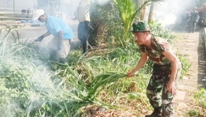 Babinsa Koramil 2305/Cinangka Turut Aktif dalam Karya Bakti di Wilayah Binaan