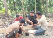 Babinsa Koramil 2306/Mancak Bersama Warga Gelar Karya Bakti di Dua Desa