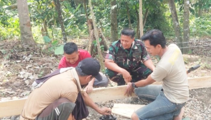 Babinsa Koramil 2306/Mancak Bersama Warga Gelar Karya Bakti di Dua Desa
