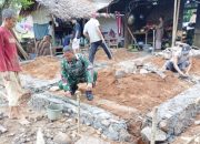 Babinsa Koramil 2305/Cinangka Laksanakan Karya Bakti Bantu Perbaikan Rumah Warga
