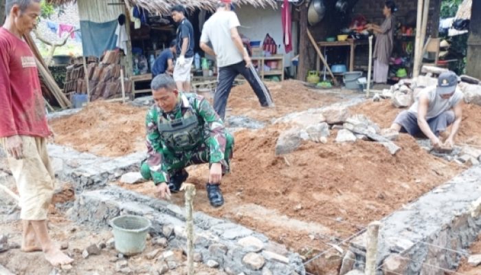 Babinsa Koramil 2305/Cinangka Laksanakan Karya Bakti Bantu Perbaikan Rumah Warga