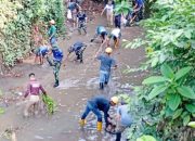 Babinsa Koramil 2301/Cilegon Laksanakan Karya Bakti Normalisasi Sungai di Cibeber