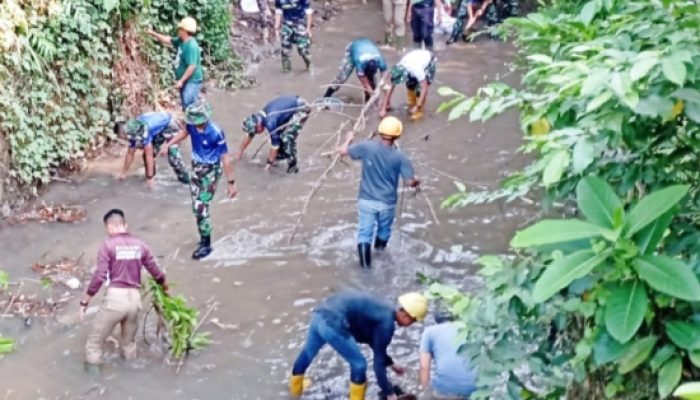 Babinsa Koramil 2301/Cilegon Laksanakan Karya Bakti Normalisasi Sungai di Cibeber