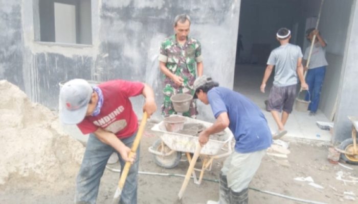 Babinsa Koramil 2307/Ciwandan Gelar Kegiatan Karya Bakti Bersama Masyarakat di Dua Lokasi