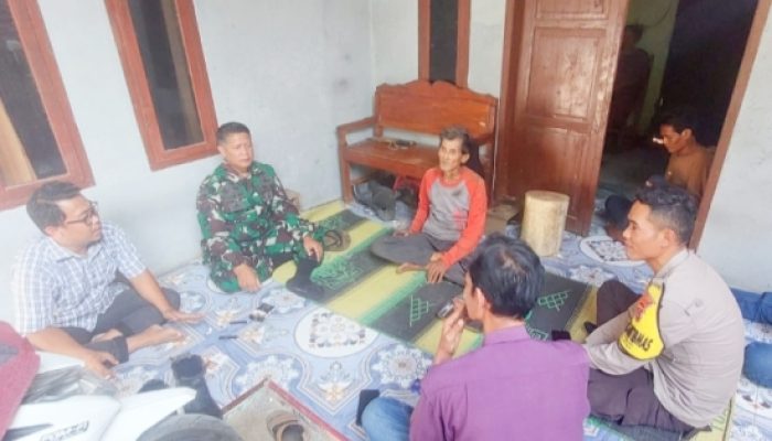 Babinsa Koramil 2306/Mancak Aktif Jalin Komunikasi Dengan Warga Melalui Kegiatan Komsos