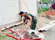 Babinsa Koramil 2305/Cinangka Turun Langsung Bantu Pembangunan Rumah Warga Melalui Kegiatan Karbak