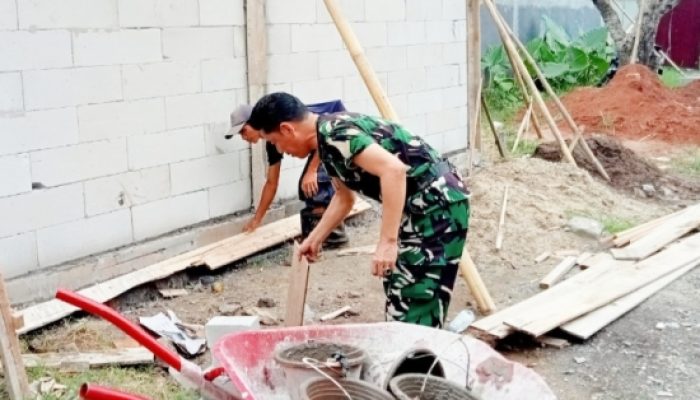 Babinsa Koramil 2305/Cinangka Turun Langsung Bantu Pembangunan Rumah Warga Melalui Kegiatan Karbak