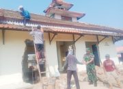 Babinsa Koramil 2306/Mancak Aktif Bantu Renovasi Tempat Ibadah dan Rumah Warga