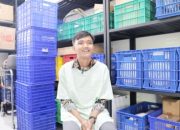 Sabdan, Pemuda 20 Tahun yang Pimpin Tim Cuci Tray di Dapur MBG : “Kami Kerja Sepenuh Hati”