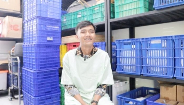 Sabdan, Pemuda 20 Tahun yang Pimpin Tim Cuci Tray di Dapur MBG : “Kami Kerja Sepenuh Hati”