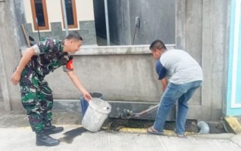 Babinsa Koramil 2301/Cilegon Gelar Karya Bakti Bersama Warga di Dua Kelurahan