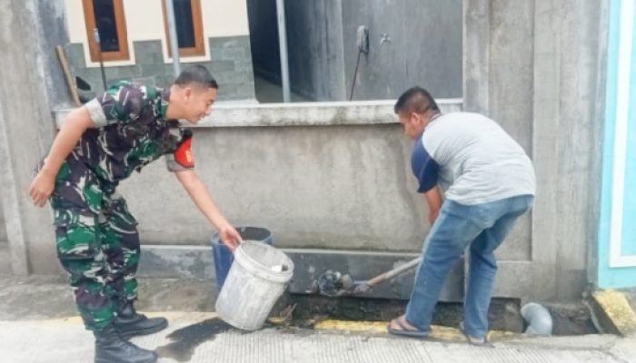 Babinsa Koramil 2301/Cilegon Gelar Karya Bakti Bersama Warga di Dua Kelurahan
