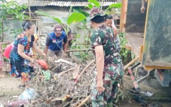 Babinsa Koramil 2305/Cinangka Laksanakan Karya Bakti di Dua Desa: Perbaikan Rumah dan Pembersihan Selokan