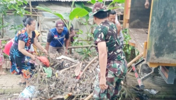 Babinsa Koramil 2305/Cinangka Laksanakan Karya Bakti di Dua Desa: Perbaikan Rumah dan Pembersihan Selokan