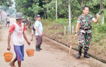 Babinsa Koramil 2306/Mancak Gelar Kegiatan Karya Bakti Bersama Warga di Dua Lokasi