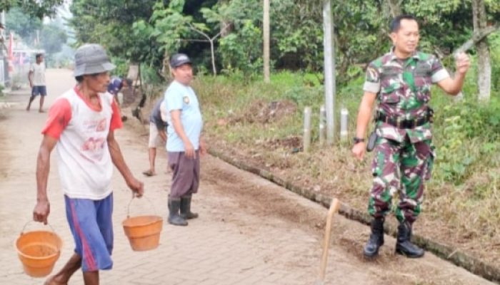 Babinsa Koramil 2306/Mancak Gelar Kegiatan Karya Bakti Bersama Warga di Dua Lokasi