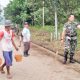 Babinsa Koramil 2306/Mancak Gelar Kegiatan Karya Bakti Bersama Warga di Dua Lokasi