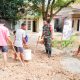 Babinsa Koramil 2302/Bojonegara Gotong Royong Bantu Warga Bangun Rumah