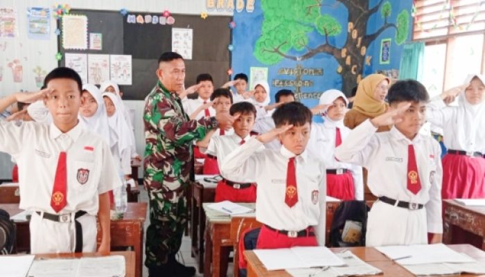 Babinsa Koramil 2301/Cilegon Gelar Pelatihan Baris-Berbaris dan Kedisiplinan di Dua Sekolah