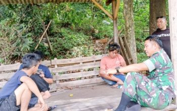 Babinsa Koramil 2303/Pulomerak Laksanakan Komsos Bersama Warga Bahas Keamanan dan Kebersihan Lingkungan