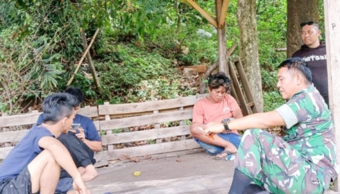 Babinsa Koramil 2303/Pulomerak Laksanakan Komsos Bersama Warga Bahas Keamanan dan Kebersihan Lingkungan
