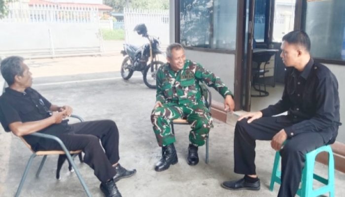 Babinsa Koramil 2303/Pulomerak Gencarkan Komsos di Wilayah Binaan, Bahas Keamanan dan Kebersihan Lingkungan