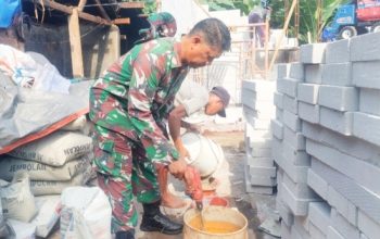 Babinsa Koramil 2306/Mancak Gotong Royong Bersama Warga Bangun Rumah dan Infrastruktur Desa