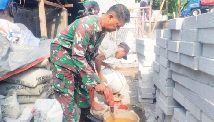 Babinsa Koramil 2306/Mancak Gotong Royong Bersama Warga Bangun Rumah dan Infrastruktur Desa