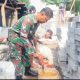 Babinsa Koramil 2306/Mancak Gotong Royong Bersama Warga Bangun Rumah dan Infrastruktur Desa