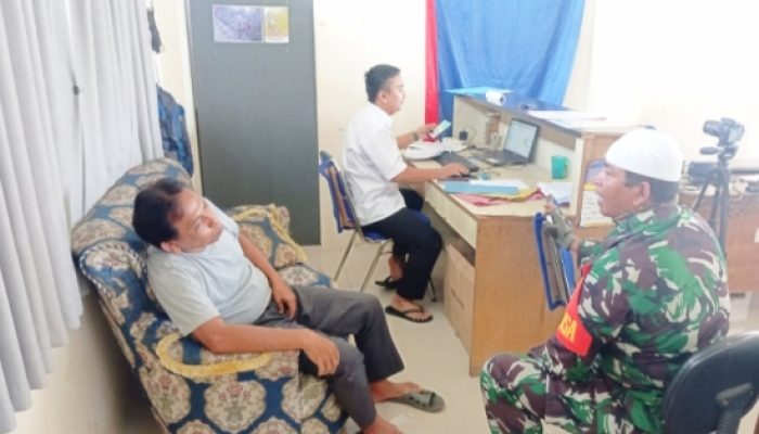 Babinsa Koramil 2305/Cinangka Gencarkan Komsos : Bahas Keamanan Lingkungan dan Kenakalan Remaja