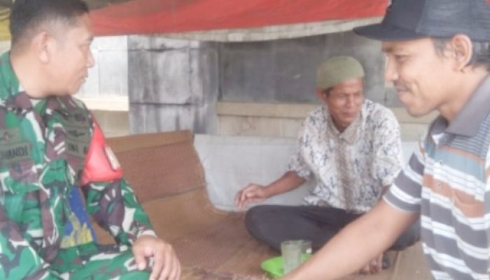 Babinsa Koramil 2301/Cilegon Aktif Laksanakan Komsos Bersama Tokoh Masyarakat dan Pemuda