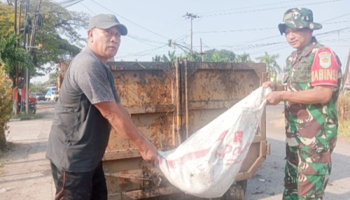 Babinsa Koramil 2303/Pulomerak Gelar Karya Bakti Pembersihan Sampah di Dua Kelurahan