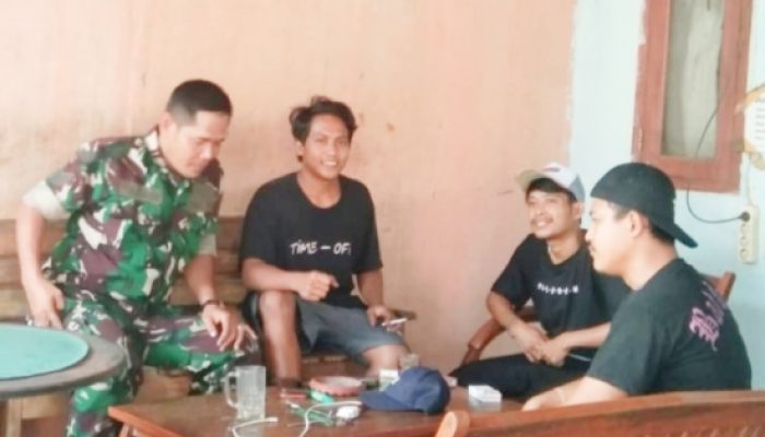 Babinsa Koramil 2303/Pulomerak Aktif Laksanakan Komsos, Bahas Keamanan Lingkungan dan Pos Kamling
