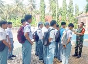 Babinsa Koramil 2305/Cinangka Laksanakan Bintahwil kepada Siswa SMA di Cinangka