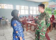 Babinsa Koramil 2304/Anyar Gencarkan Komsos Bersama Tokoh Masyarakat dan Dewan Guru