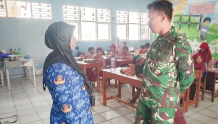 Babinsa Koramil 2304/Anyar Gencarkan Komsos Bersama Tokoh Masyarakat dan Dewan Guru