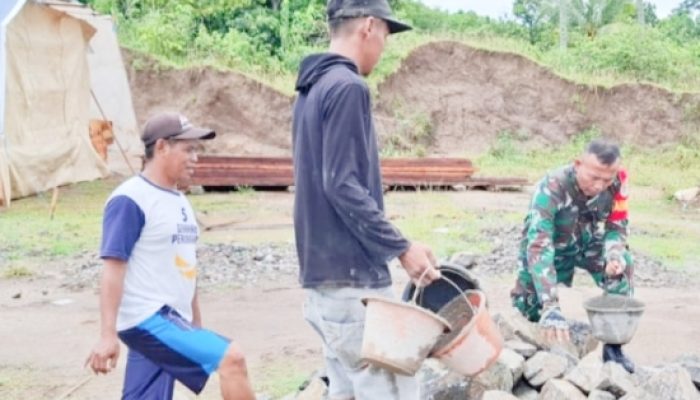 Babinsa Koramil 2304/Anyar Aktif Laksanakan Karya Bakti Bersama Warga di Wilayah Binaan