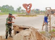 Karya Bakti Koramil 2301/Cilegon : Babinsa Aktif Bersama Warga Perbaiki Sarana Umum dan Lingkungan