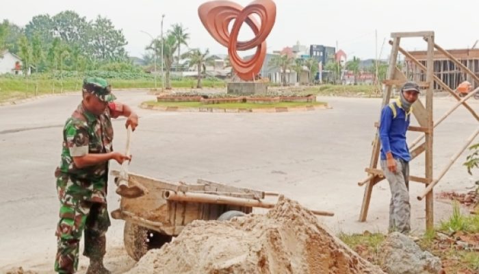 Karya Bakti Koramil 2301/Cilegon : Babinsa Aktif Bersama Warga Perbaiki Sarana Umum dan Lingkungan