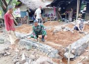 Babinsa Koramil 2305/Cinangka Aktif Bantu Warga Lewat Karya Bakti Pembangunan Rumah