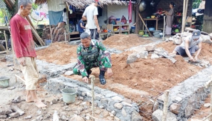 Babinsa Koramil 2305/Cinangka Aktif Bantu Warga Lewat Karya Bakti Pembangunan Rumah