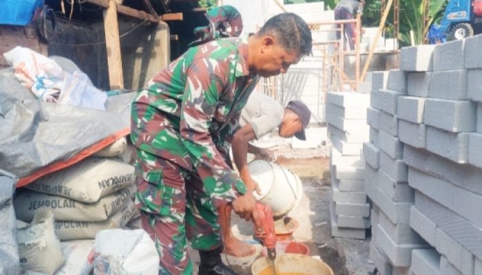 Babinsa Koramil 2306/Mancak Laksanakan Giat Karya Bakti Bersama Warga di Dua Desa