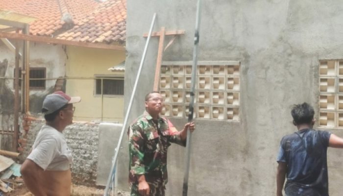 Koramil 2303/Pulomerak Laksanakan Karbak, Bantu Pembangunan Sekolah dan Lingkungan Warga