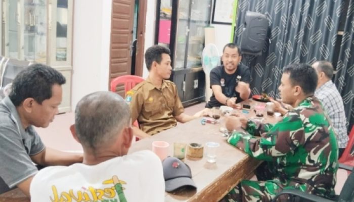 Babinsa Koramil 2304/Anyar Gencarkan Komsos Bahas Kebersihan dan Kamtibmas di Wilayah Binaan
