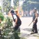 Babinsa Koramil 2301/Cilegon Bersama Warga dan Aparat Gabungan Laksanakan Karya Bhakti Pembersihan Pohon Tumbang Akibat Cuaca Ekstrem
