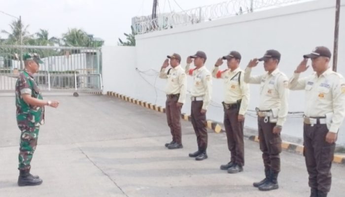 Babinsa Koramil 2303/PM Tingkatkan Pembinaan Wilayah Lewat Sinergi dengan Satpam dan Security