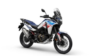 AHM Luncurkan Tampilan Baru CRF1100L Africa Twin di Indonesia  Jakarta – PT Astra Honda Motor (AHM) merilis tampilan terbaru CRF1100L Africa Twin dengan pilihan warna dan striping baru untuk memperkuat karakter motor adventure. Model pembaruan ini ditujukan bagi pecinta big bike yang membutuhkan motor bertenaga untuk menjelajah berbagai medan.  Penyegaran visual hadir melalui warna Matte Ballistic Black Metallic yang dilengkapi striping abu-abu dan merah. AHM tetap mempertahankan pilihan Tricolor sebagai identitas khas seri Africa Twin. Desain bodi ramping diklaim memberikan kelincahan lebih baik saat dikendarai di jalan raya maupun lintasan off-road.  Marketing Director AHM Octavianus Dwi menyatakan pembaruan Africa Twin disiapkan untuk menemani aktivitas eksplorasi pengguna.  “CRF1100L Africa Twin terbaru menjadi pilihan konsumen yang menyukai petualangan sejati. Performa tangguh dan fitur berlimpah memberikan pengalaman berkendara optimal di medan on-road maupun off-road,” ujarnya.  Dari sisi performa, Africa Twin dibekali mesin 1.080 cc SOHC dengan tenaga 75 kW pada 7.500 rpm serta torsi 112 Nm pada 5.500 rpm. Rasio kompresi turut ditingkatkan menjadi 10,5:1, sehingga tenaga lebih merata di seluruh putaran mesin. Motor ini tetap mengusung 4+2 riding mode, meliputi tour, urban, gravel, off-road, dan dua mode tambahan yang bisa disesuaikan pengendara.  Pembaruan signifikan lainnya terdapat pada suspensi depan Electronically Equipped Ride Adjustment (EERA) yang memungkinkan pengaturan preload secara elektronik. Sistem ini dapat disesuaikan untuk penggunaan solo hingga berboncengan dengan bagasi.  Fitur keselamatan dan kendali turut diperkuat dengan Honda Selectable Torque Control (HSTC) tujuh level, Wheelie Control, Cornering ABS, serta Inertial Measurement Unit (IMU) enam poros yang memantau kondisi motor saat pengereman, menikung, dan akselerasi.  Untuk mendukung kenyamanan, AHM menyematkan windscreen lima level yang dapat disetel, panel meter TFT 6,5 inci dengan konektivitas Android Auto dan Apple CarPlay, serta sistem Dual Clutch Transmission (DCT) dengan mode D, S, manual, dan G-switch untuk torsi agresif saat off-road.  AHM memasarkan Africa Twin dalam warna Matte Ballistic Black Metallic dan Tricolor, dengan harga Rp 647.542.000 (on the road DKI Jakarta) melalui jaringan Honda Big Wing di sembilan kota Indonesia.