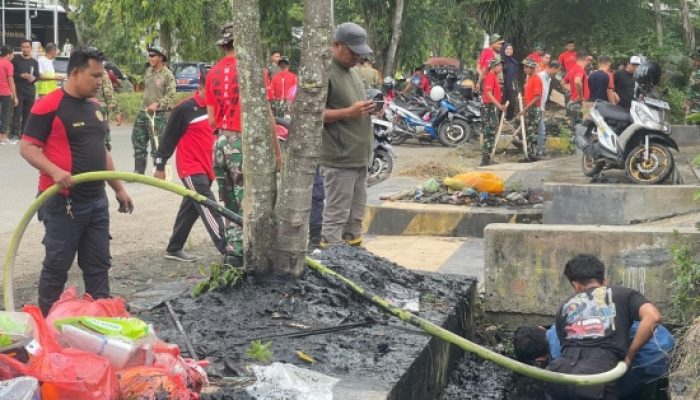 Aksi Bersih Drainase Jum’at Bersih Tak Henti : Sinergi Warga, Pemerintah, Aparat, Satpol PP, dan Damkar Polman
