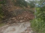 Longsor Akibat Hujan Deras Lumpuhkan Jalur Bastem, Tiga Motor Tertimbun